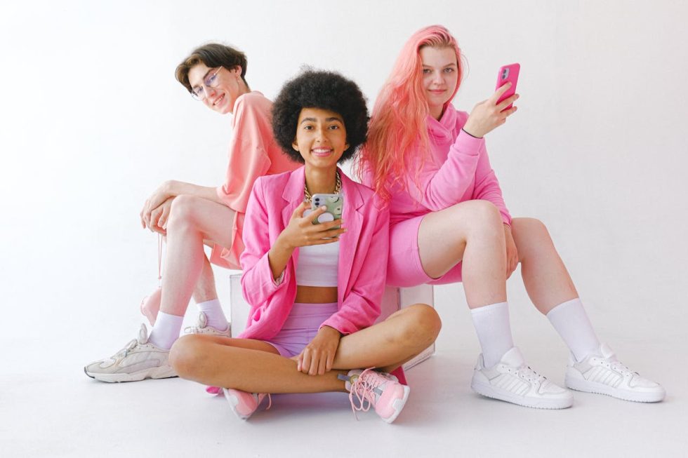 Trois jeunes femmes assises, souriantes